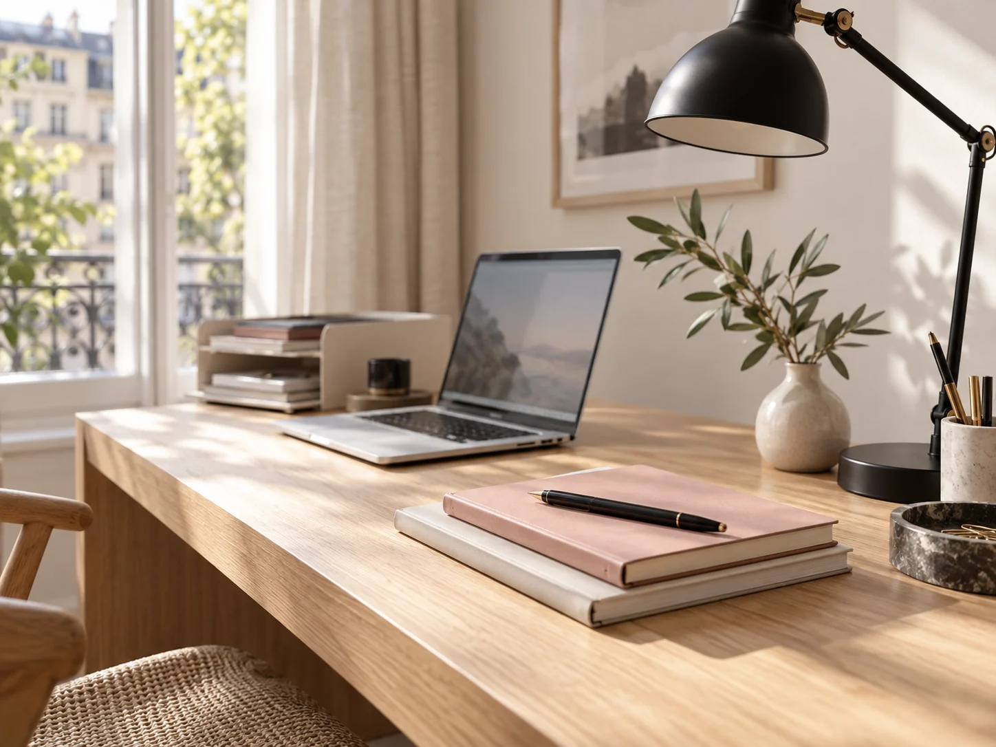 Bureau lumineux, carnets rose poudré et lampe noire
